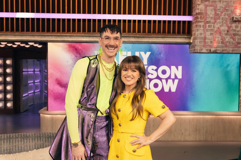 👽 Super Human Kevin Gotkin: Accessorized on the Kelly Clarkson Show